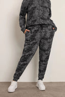 מכנסיים במידות גדולות גזרה צרה&nbsp; עם הדפס גומי במותן עם כיסים 304056