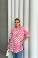 חולצה במידות גדולות שרוול קצר צווארון עגול שסעים בצדדים דוגמת נקודות 98-55