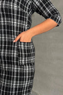 שמלה קצרה במידות גדולות שרוול 3/4 צווארון עגול דוגמת משבצות שתי כיסים קדמיים 301506