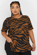 חולצה במידות גדולות שרוול קצר צווארון עגול שסעים בצדדים עם הדפס 303739