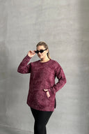 סווטשירט במידות גדולות שרוול ארוך צווארון עגול עם כיס קדמי עם הדפס 106-78