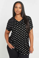 חולצה במידות גדולות שרוול קצר צווארון V עם דוגמת נקודות 303497