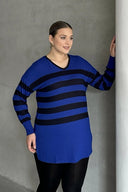 חולצה במידות גדולות צווארון V דוגמת פסים שסעים בצדדים שרוול ארוך 301567