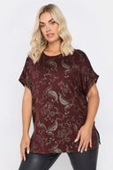 חולצה במידות גדולות שרוול קצר צווארון עגול עם דוגמא מתכתית 303666