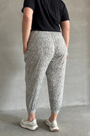 מכנסיים רחבים במידות גדולות גומי במותן גומי בשוליים עם כיסים עם הדפס 88-177