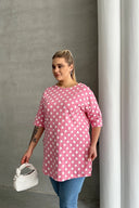 חולצה במידות גדולות שרוול קצר צווארון עגול שסעים בצדדים דוגמת נקודות 98-55