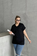 טישירט במידות גדולות שרוול קצר צווארון V שסעים בצדדים RFT-02