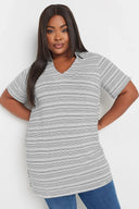 חולצה במידות גדולות שרוול קצר צווארון V פסים 303436