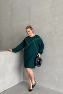 שמלה במידות גדולות שרוול ארוך במרקם רך מעוטרת באבנים 285040