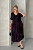 שמלה במידות גדולות שרוול קצר צווארון V עם כפתורים גומי במותן 303699