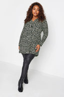 חולצה מכופתרת במידות גדולות דוגמת נמר עם כפתורים שרוול ארוך 302647