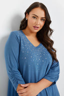 חולצה במידות גדולות צווארון V מעוטרת באבנים 322297