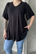 חולצה במידות גדולות, חבילת זוג, עם צווארון V, ללא דוגמה, חיתוך אסימטרי, עם אלסטן 320315x2