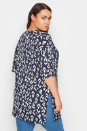 חולצה במידות גדולות עם צווארון עגול עיטורי פאייטים ושסעים בצדדים 303078