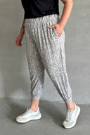 מכנסיים רחבים במידות גדולות גומי במותן גומי בשוליים עם כיסים עם הדפס 88-177