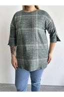 סוודר במידות גדולות חצי שרוול פרטי כפתורים בד במרקם 302780