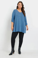 חולצה במידות גדולות צווארון V מעוטרת באבנים 322297