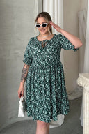 שמלה במידות גדולות פרטי קשירה בחזית חצי שרוול עם הדפס מיני 101-8