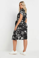 שמלה במידות גדולות דוגמת אבסטרקט עם כפתורים חגורה במותן מידי 303330