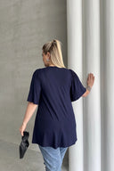 חולצה במידות גדולות צווארון V ללא הדפס גזרה אסימטרית לייקרה MDL-6