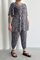 חולצה במידות גדולות צווארון V שרוול קצר גזרה מתרחבת עם הדפס 99-5