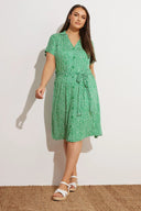 שמלה במידות גדולות דוגמת פרחים מידי חגורה במותן עם כפתורים 303329