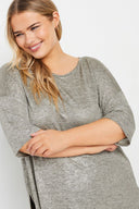 חולצה במידות גדולות עם צווארון עגול שרוולים קצרים שסע צדדי מראה מבריק 303613