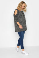 חולצה במידות גדולות עם כתפיים חשופות עם פרטי רפלסים עם קשירה בצווארון עם שרוול 3/4 302485