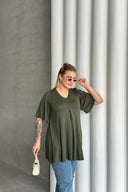 חולצה במידות גדולות צווארון V ללא הדפס גזרה אסימטרית לייקרה MDL-4