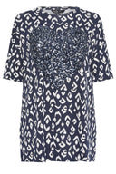 חולצה במידות גדולות עם צווארון עגול עיטורי פאייטים ושסעים בצדדים 303078