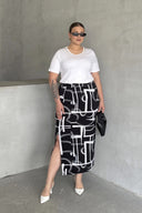 חצאית ארוכה במידות גדולות דוגמת אבסטרקט שסעים בצדדים 98-120