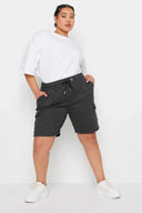 שורט ג׳וגר רחב במידות גדולות עם כיסים גומי במותן 303196