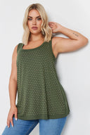 חולצה במידות גדולות עם צווארון עגול, ללא שרוולים ועיטורי ניטים 321832