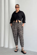 מכנסי שרוואל במידות גדולות גומי במותן גומי בשוליים עם כיסים דוגמת שאול 74-75