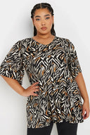 חולצה במידות גדולות צווארון V קפלים בחזית שרוול קצר עם הדפס 303726