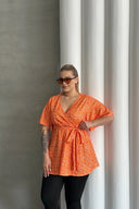 חולצה במידות גדולות שרוול קצר צווארון V קשירה מקדימה 97-40