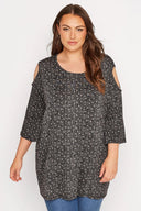 חולצה במידה גדולה עם כתפיים פתוחות ודוגמת נקודות חצי שרוול 300404