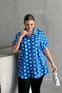 חולצה מכופתרת במידות גדולות עם כפתורים שרוול קצר דוגמת נקודות 303462