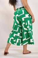 מכנס קפרי במידות גדולות גזרה רחבה מותן אלסטית עם כיסים 304118