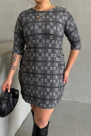 שמלה קצרה במידות גדולות שרוול 3/4 צווארון עגול דוגמת משבצות שתי כיסים קדמיים 301507