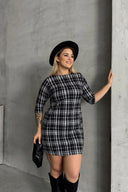 שמלה קצרה במידות גדולות שרוול 3/4 צווארון עגול דוגמת משבצות שתי כיסים קדמיים 301506