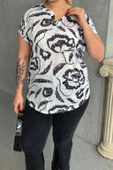 טישירט במידות גדולות שרוול קצר צווארון V עם הדפס 97-83