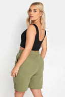 שורט רחב במידות גדולות עם כיסים גומי במותן גזרה נוחה 303203