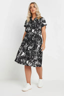 שמלה במידות גדולות דוגמת אבסטרקט עם כפתורים חגורה במותן מידי 303330