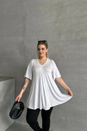 חולצה במידות גדולות צווארון V ללא הדפס גזרה אסימטרית לייקרה MDL-2