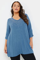 חולצה במידות גדולות צווארון V מעוטרת באבנים 322297