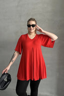 חולצה במידות גדולות צווארון V ללא הדפס גזרה אסימטרית לייקרה MDL-5