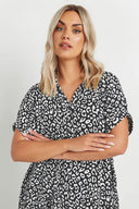 חולצה מכופתרת במידות גדולות גזרה רחבה שרוול קצר דוגמת נמר 303963