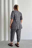 מכנסי שרוואל במידות גדולות גומי במותן גומי בשוליים עם כיסים דוגמת זברה 99-3