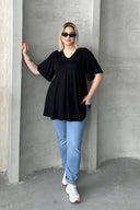 חולצה במידות גדולות, חבילת זוג, עם צווארון V, ללא דוגמה, חיתוך אסימטרי, עם אלסטן 320315x2